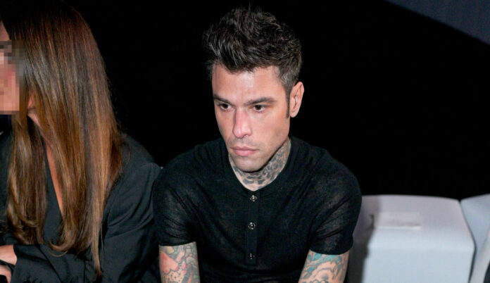 Espressione cupa e sguardo assente: la foto di Fedez alla sfilata di Versace racconta più di mille parole