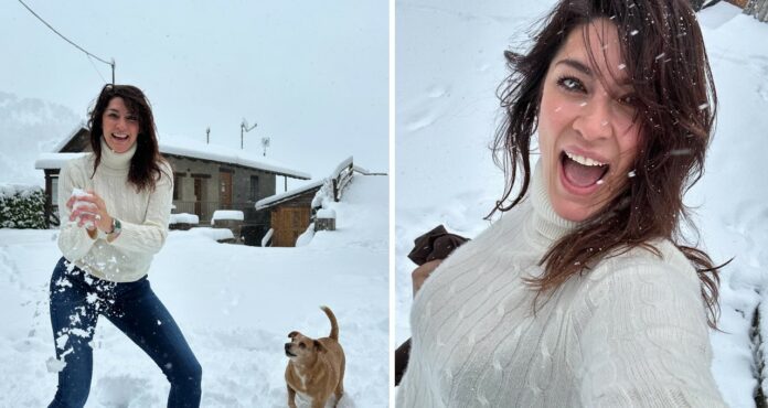 Elisa Isoardi felice tra la neve del suo Piemonte