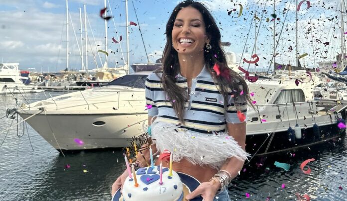 Elisabetta Gregoraci festeggia 44 anni a Napoli con la sorella Marzia