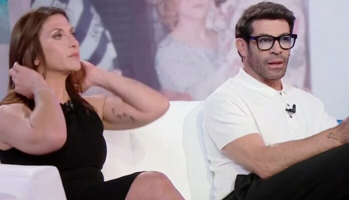 Gianni Sperti per la prima volta in tv con la sorella Cinzia e i due fratelli, ma rivela l'incubo familiare vissuto per colpa di uno stalker