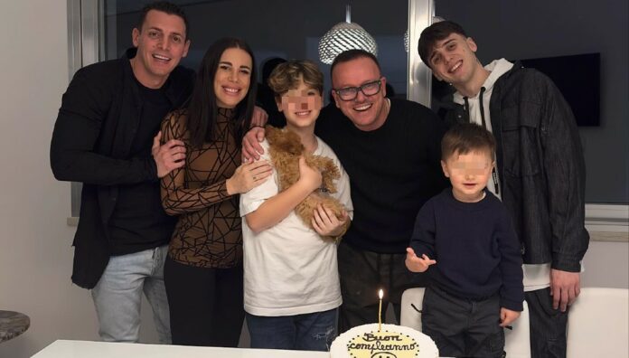 Gigi D'Alessio spegne le candeline con tutti e 5 i suoi figli, c'è anche il piccolo Francesco avuto 2 anni fa con la giovane compagna Denise: guarda