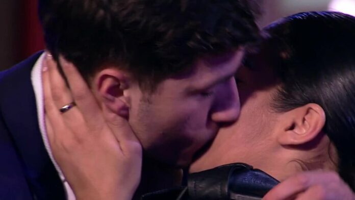 Grande Fratello, scatta il bacio tra Perla Vatiero e Mirko Brunetti: le reazioni social degli ex concorrenti