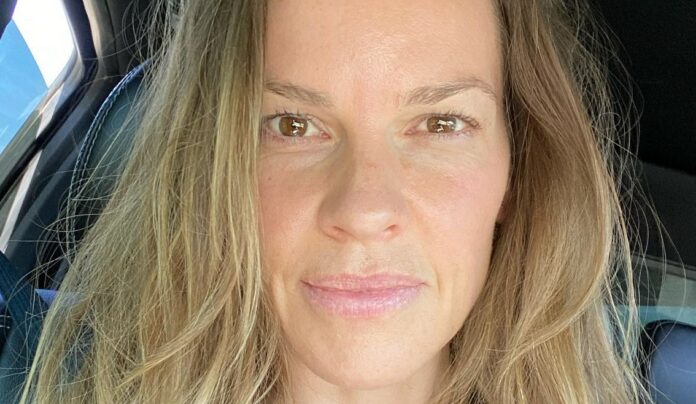 Hilary Swank svela i nomi dei suoi figli gemelli a un anno dal parto: spoiler, sono davvero particolari…