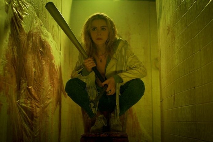 Kiernan Shipka si accovaccia con una mazza in Totally Killer.