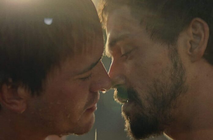 Il bacio tra Alessandro ed Efestione nella serie Netflix fa arrabbiare la Grecia: “Omosessualità normalizzata”