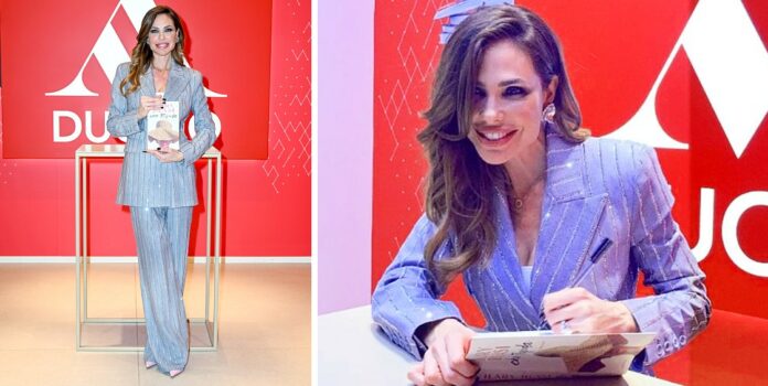 Ilary Blasi superstar a Milano alla presentazione del suo libro: firma le copie per i fan con un sorriso a 32 denti e tailleur luccicante
