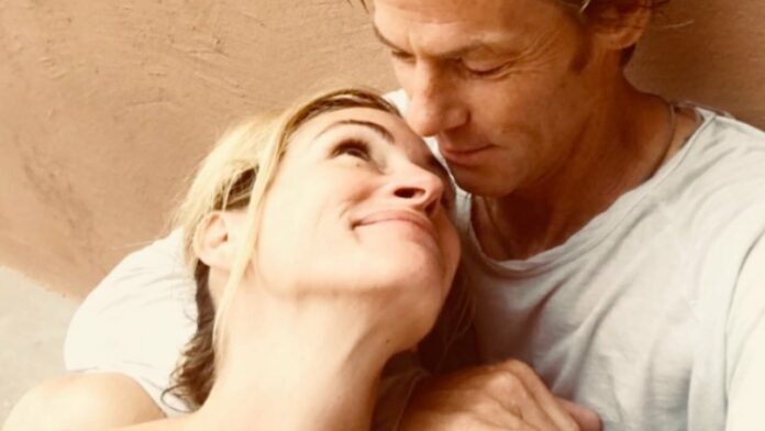 Julia Roberts fa gli auguri al marito Daniel Moder e pubblica una romantica foto con lui