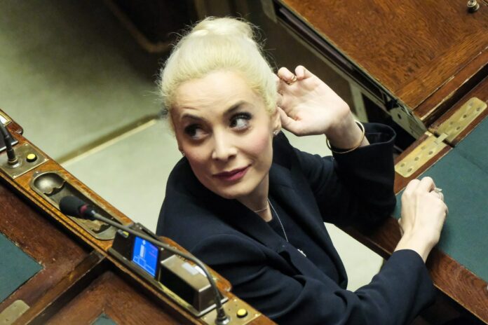 “Marta Fascina ad Arcore con il padre e la zia”, ma i figli di Berlusconi avrebbero altre mire
