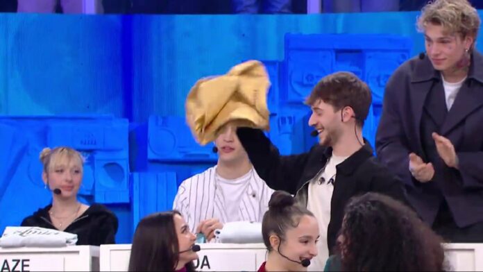 Amici 23, Rudy Zerbi consegna la maglia a Holden: è il primo cantante ad accedere al Serale! [VIDEO]