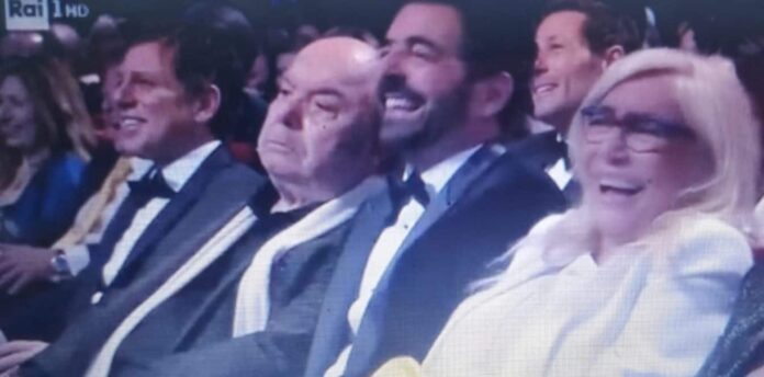 Il mistero di Lino Banfi a Sanremo 2024 che non ride mai: “Ero in prima fila e non si vedeva niente”
