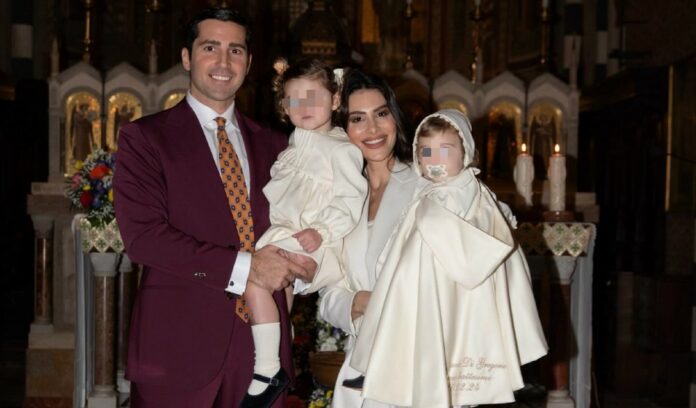 Ludovica Valli festeggia il battesimo del figlio Otto Edoardo con il compagno Gianmaria e la figlia Anastasia