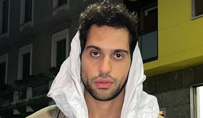 ''Avevano tutti una funziona diversa'': Mahmood spiega perché aveva ben 5 cellulari