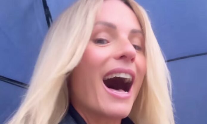 Michelle Hunziker non perde il buon umore neanche sotto la pioggia