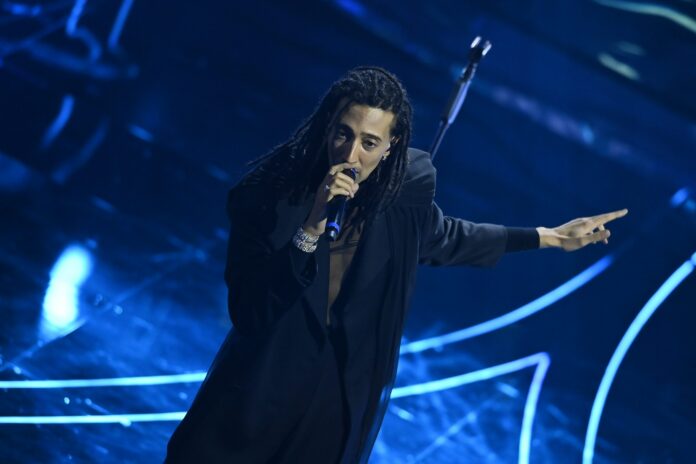Ovazione per Ghali nella serata cover di Sanremo 2024: è un “italiano vero”