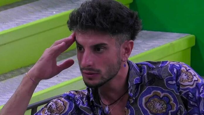 Grande Fratello, malore per Giuseppe Garibaldi: chiamata un