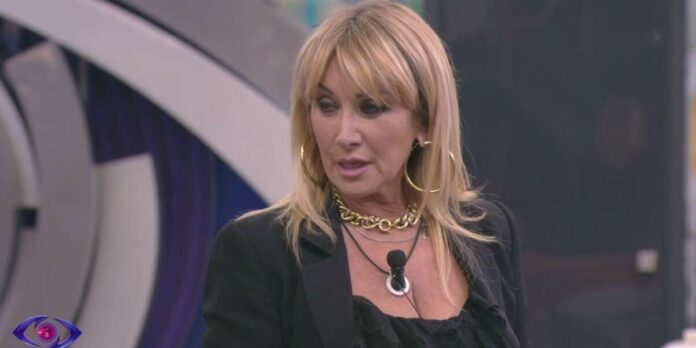 Grande Fratello 2024, Simona Tagli legge tarocchi Perla e Alessio