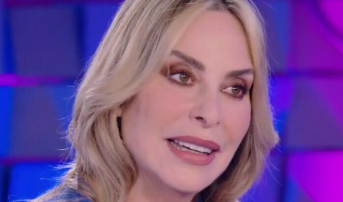 ''Dopo tanti mesi di silenzio ci siamo sentiti'': Stefania Orlando rivela la fine del gelo con l'ex marito Simone, chi ha contattato chi