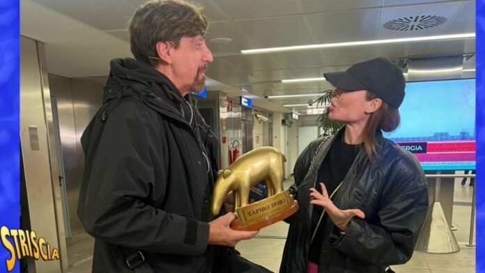 Ilary Blasi riceve il Tapiro d