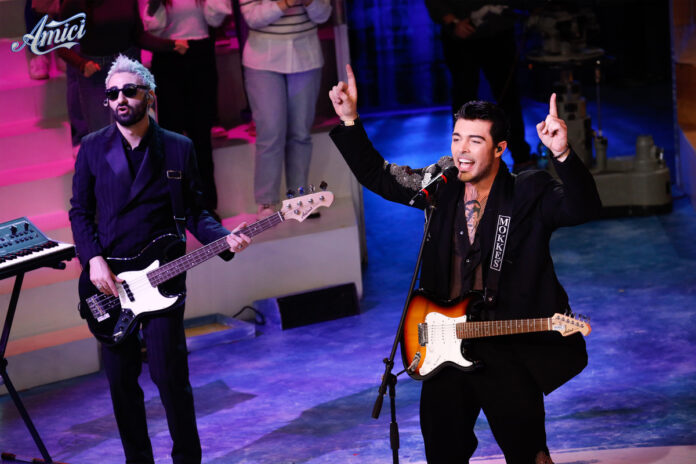 The Kolors ad Amici 23 cantano: Un ragazzo una ragazza