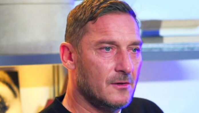 Francesco Totti alla serata speciale per Costanzo racconta la barzelletta sull'infedeltà coniugale, la reazione della De Filippi