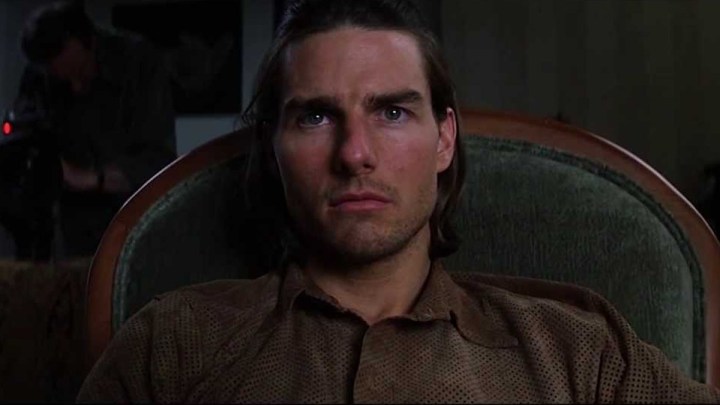 Tom Cruise si siede e fissa Magnolia.