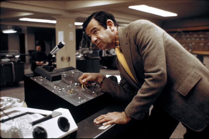 Walter Matthau nei panni del tenente Garber parla alla radio ai criminali in The Taking of Pelham 123