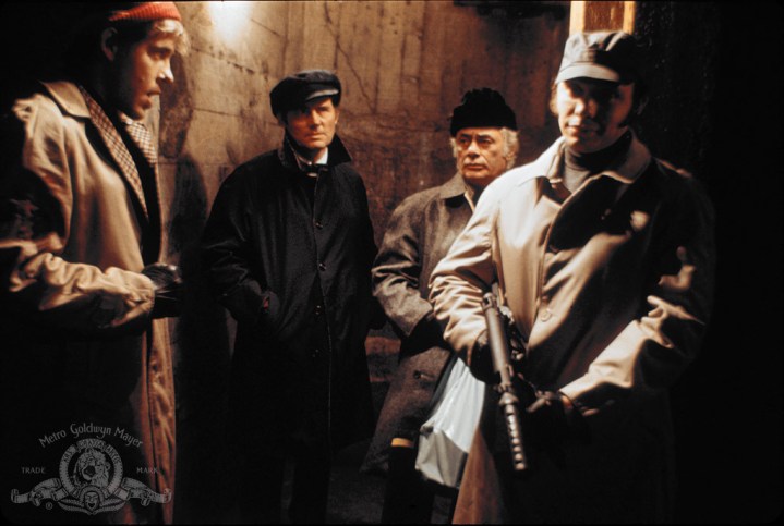 Diversi attori nei panni di Mr. Blue, Green, Grey e Brown discutono su come lasciare i tunnel della metropolitana in The Taking of Pelham 123.