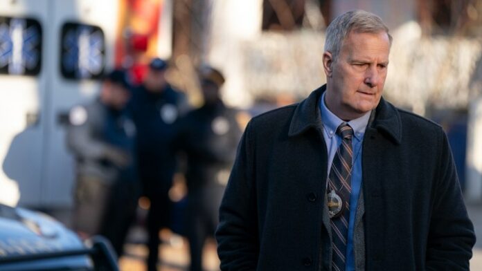 Jeff Daniels in giacca e cravatta mentre cammina per strada in una scena di American Rust.