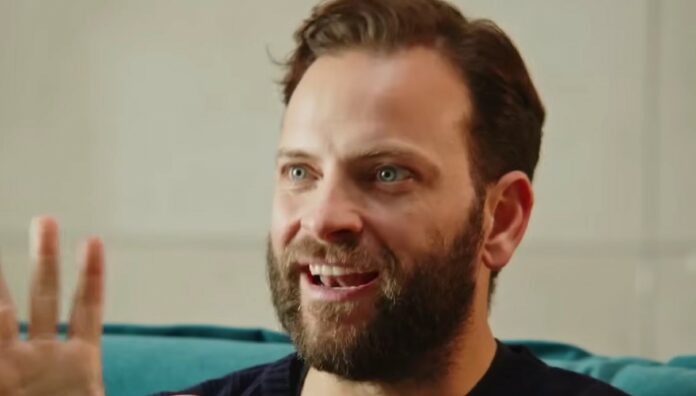 ''Il porno è una costante della mia vita. Ne guardo almeno uno al giorno'': l'ammissione di Alessandro Borghi spiazza, perché lo fa