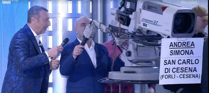 Andrea e Simona, marito e moglie show ad Affari Tuoi: lui prende la telecamera, lei ha tirato un pugno