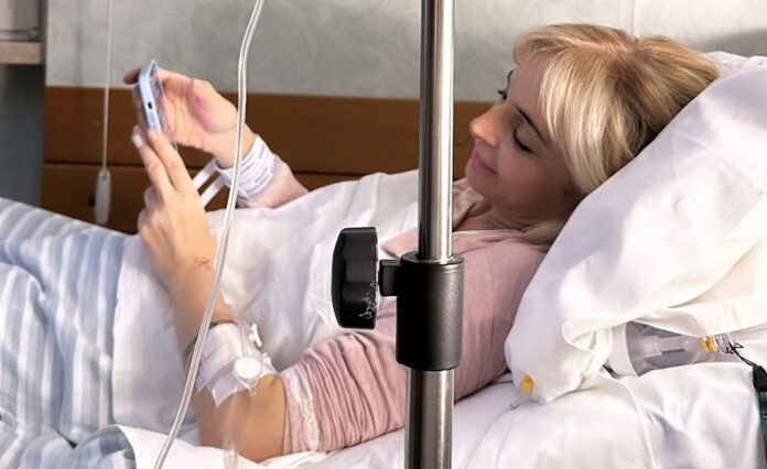 ''Ho visto tutto il cesareo, Veronica è un supereroe'': Andreas Muller pubblica la prima foto della Peparini dopo il parto gemellare a 53 anni