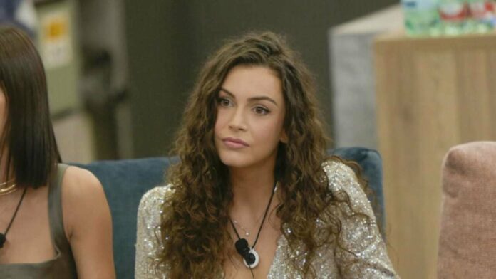 Grande Fratello, Angelica Baraldi offesa dal commento di Alfonso Signorini su di lei: i like sospetti! 