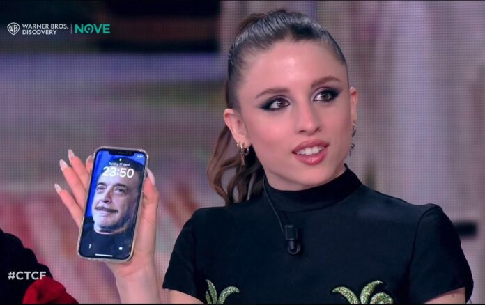 Angelina Mango ha Nino Frassica come sfondo sul cellulare, la cantante spiega perché da Fabio Fazio