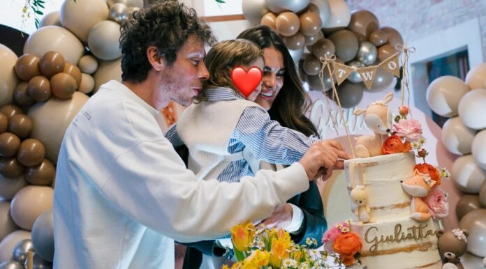 La figlia di Valentino Rossi compie 2 anni: l'ex pilota tenerissimo con la piccola al party di compleanno di Giulietta, foto