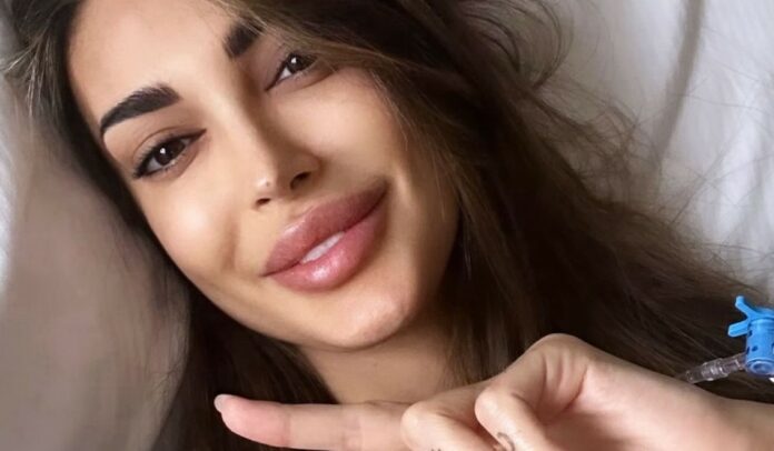 ''Non potevo più camminare bene'': Cristina Buccino pubblica un selfie dall'ospedale e rivela perché si è dovuta operare