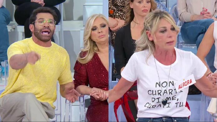Uomini e Donne, Aurora Tropea show, la maglia con una frecciatina a Gianni Sperti scatena il caos e volano stracci [VIDEO]