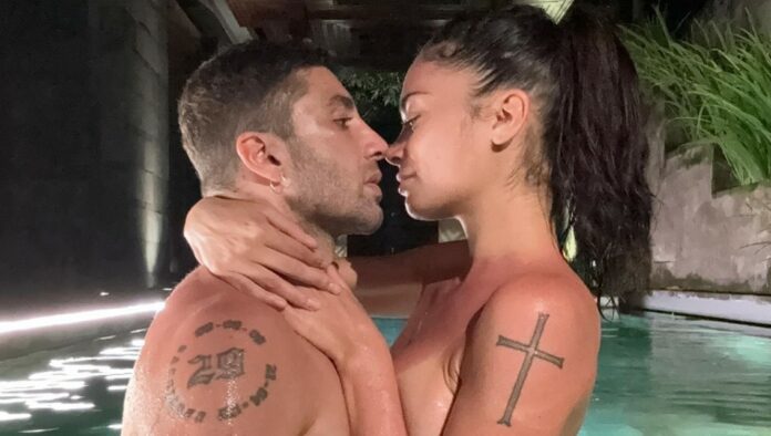Elodie e Andrea Iannone pubblicano scatti di coppia bollenti dopo il podio del pilota in Spagna
