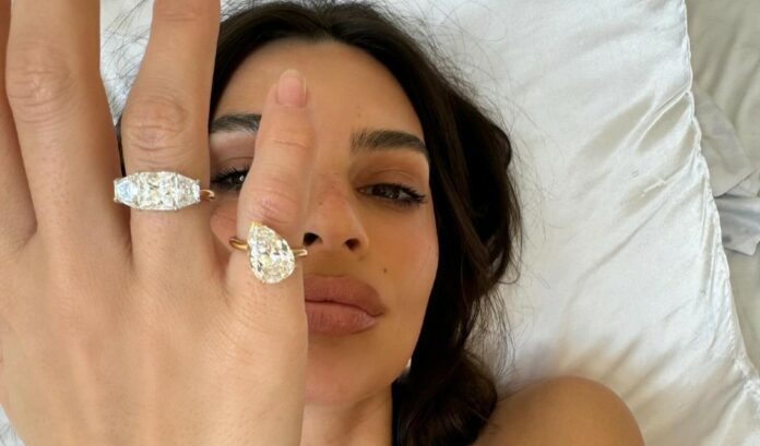 Emily Ratajkowski trasforma l’anello di fidanzamento in due ''anelli di divorzio'': la vendetta sull’ex marito ''traditore'', guarda