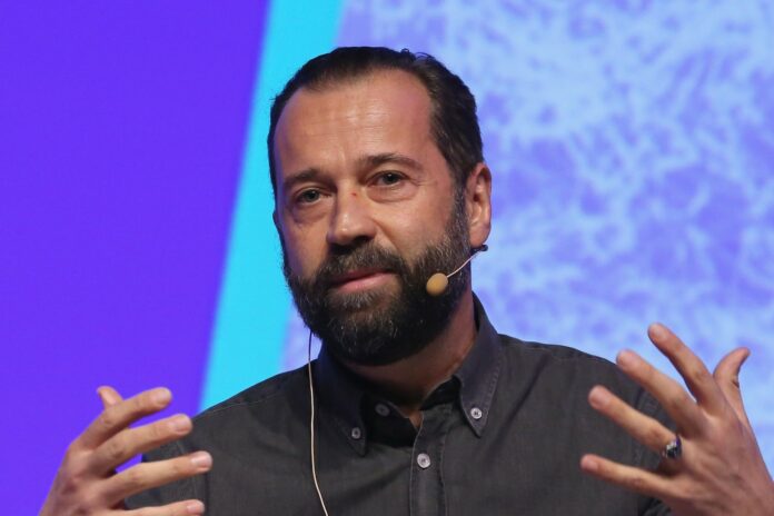 Fabio Volo: “Ho rinunciato a cinema e tv per i figli, ma ne resto fuori volentieri. Le Iene? Un flop”