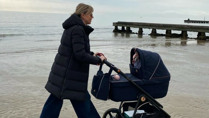 Federica Pellegrini porta la figlia Matilde di 2 mesi per la prima volta a vedere il mare: le tenere immagini