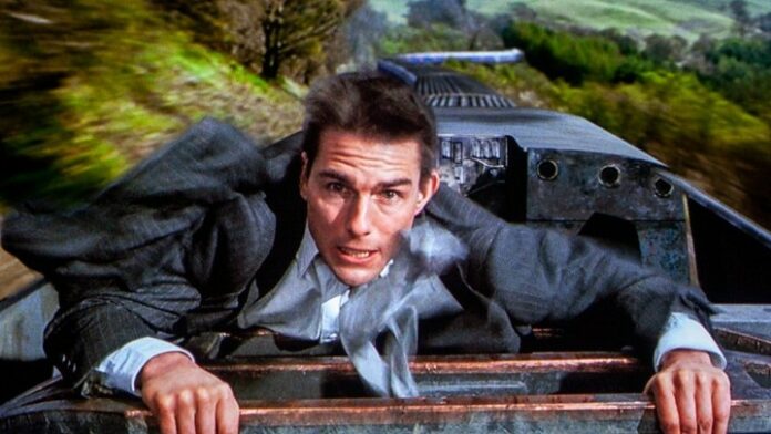 Un uomo sale sul tetto di un treno in Mission: Impossible.