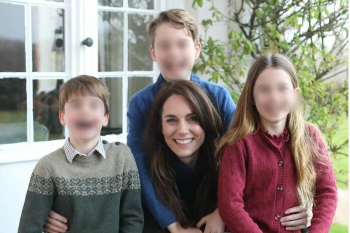 La prima foto di Kate Middleton dopo l’operazione è con i figli: “Grazie per il vostro sostegno”