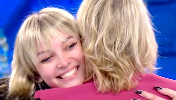 ''Lasciatela stare, poverina'': Mew torna ad 'Amici' dopo aver abbandonato il talent, l'accoglienza dei fan e le parole della De Filippi