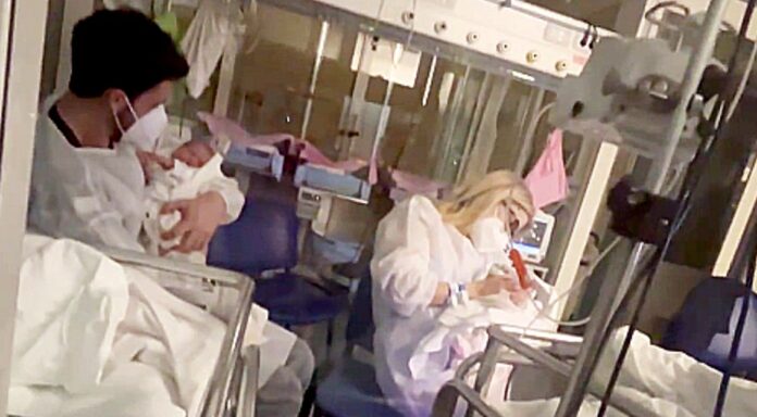 Le gemelle neonate di Veronica Peparini e Andreas Muller ancora in terapia intensiva, i neo genitori le cullano e nutrono: le tenere immagini