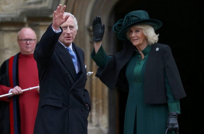 Re Carlo riappare in pubblico per Pasqua: sorride a Windsor accanto a Camilla prima della Messa