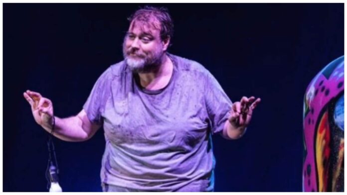 Stefano Fresi non sta bene e interrompe lo spettacolo: “Scusate”