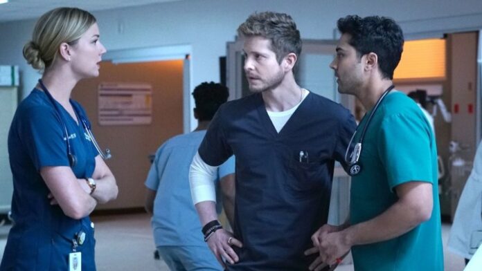 Tre medici parlano tra loro in The Resident.