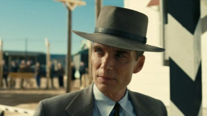 Un uomo distoglie lo sguardo a Oppenheimer.
