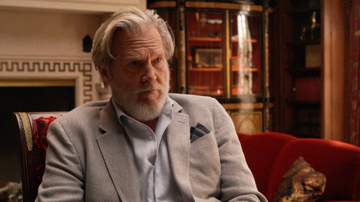 Jeff Bridges seduto su una sedia in The Old Man.