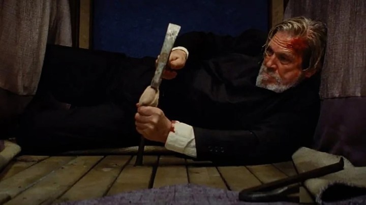 Jeff Bridges sdraiato sul pavimento con un'arma in una scena di The Old Man su FX e Hulu.